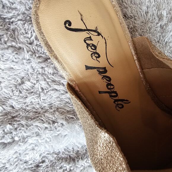 Free People Women's Sienna Metallic Ruffle Leather Slip On Mule Flat Size 7 Gold - Picture 4 of 6